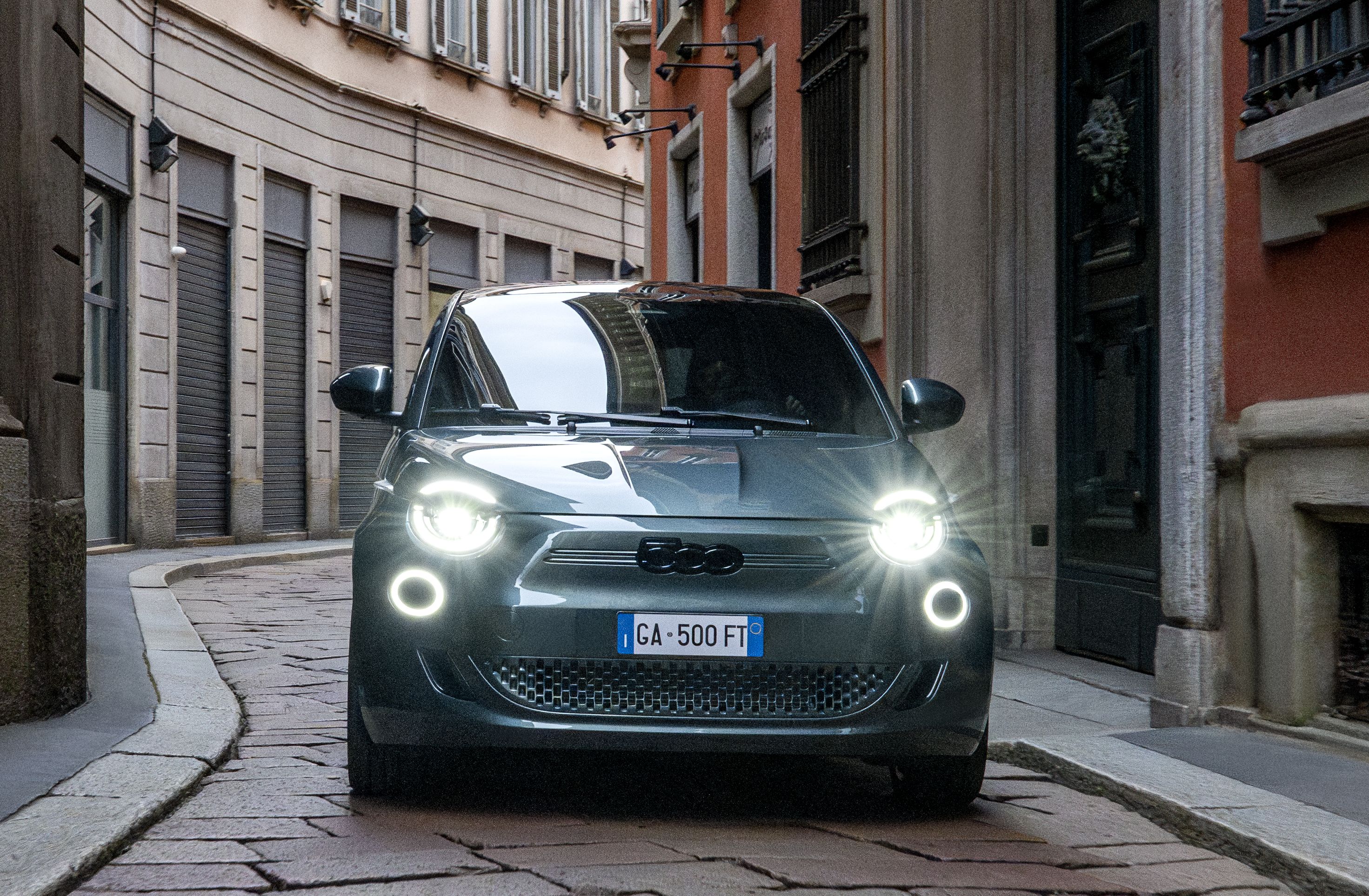 Esta edición especial del Fiat 500 celebra el 125º aniversario de Fiat y el 90º cumpleaños de Armani.