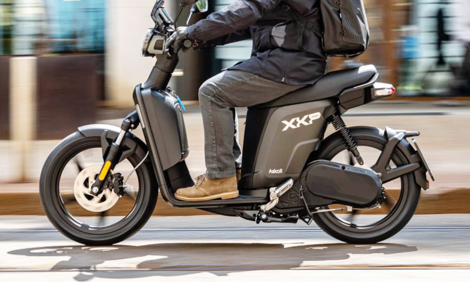 El scooter eléctrico Askoll XKP se ofrece en tres configuraciones diferentes en cuanto a velocidad máxima.