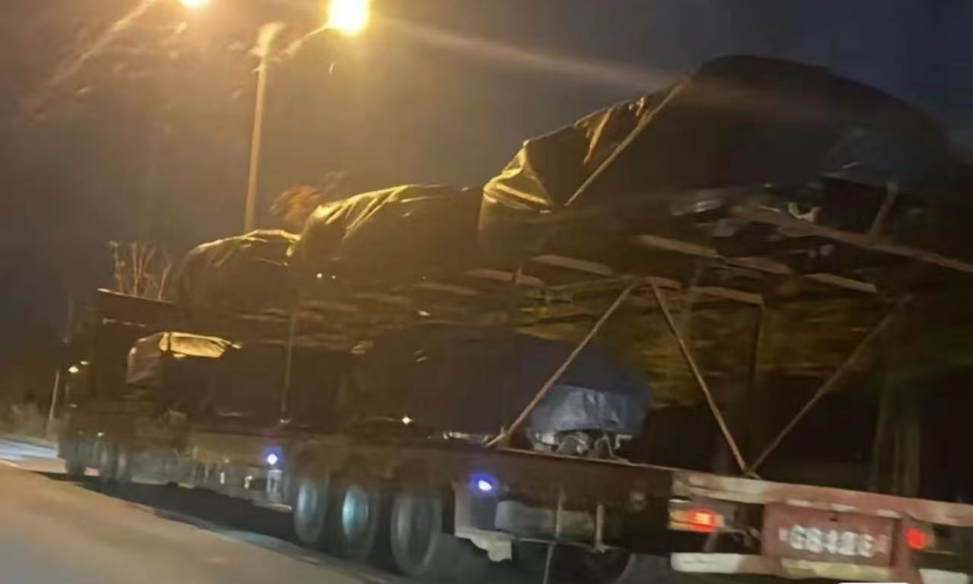 Un camión cargado con nuevos Model Y circulando por carreteras de China.