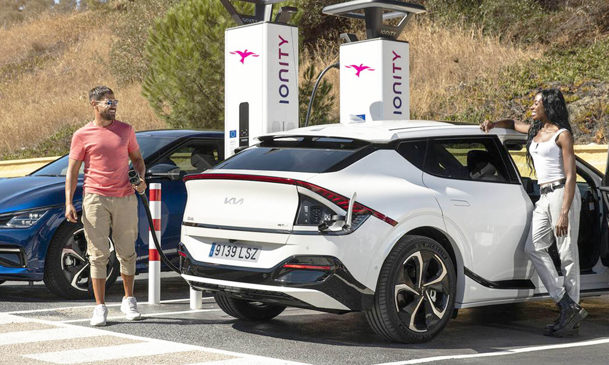 Coches eléctricos baratos y red de recarga funcional, entre las propuestas estrella del PSOE.