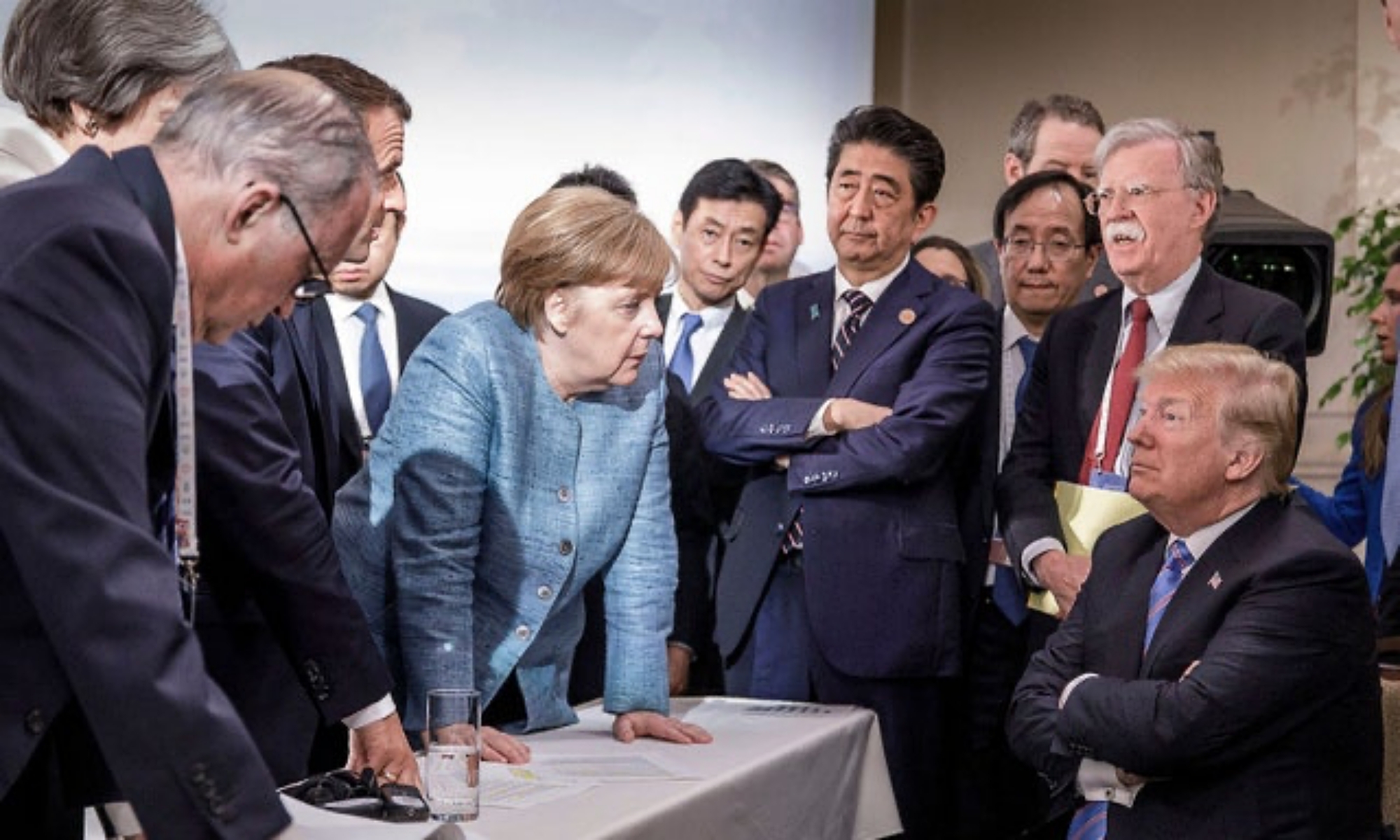 Foto de archivo: Donald Trump frente a la ex canciller alemana Angela Merkel.