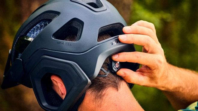 Un casco de calidad tendrá un ajuste occipital de ruleta que actúe en 360º.