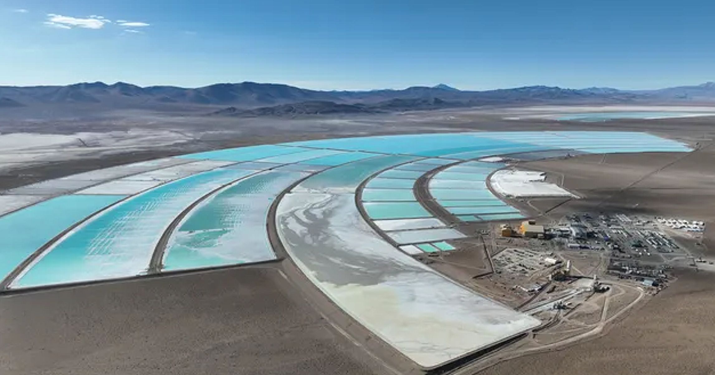 Mina de extracción de litio mediante evaporación de salmuera en el Salar de Olaroz, en Jujuy, Argentina.