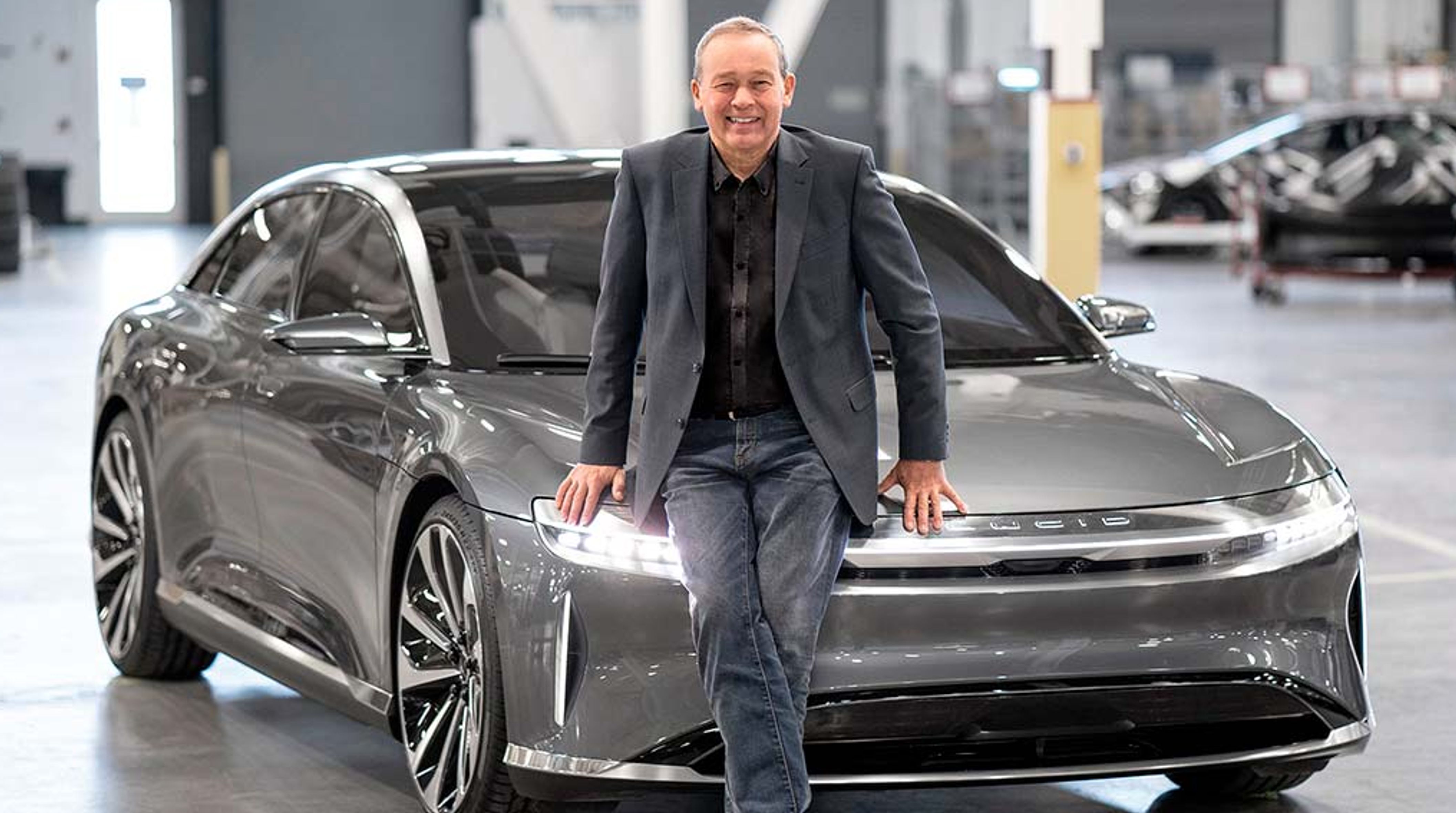 El CEO de Lucid Motors, Peter Rawlinson, posa con el Lucid Air, el coche eléctrico más eficiente del mundo.