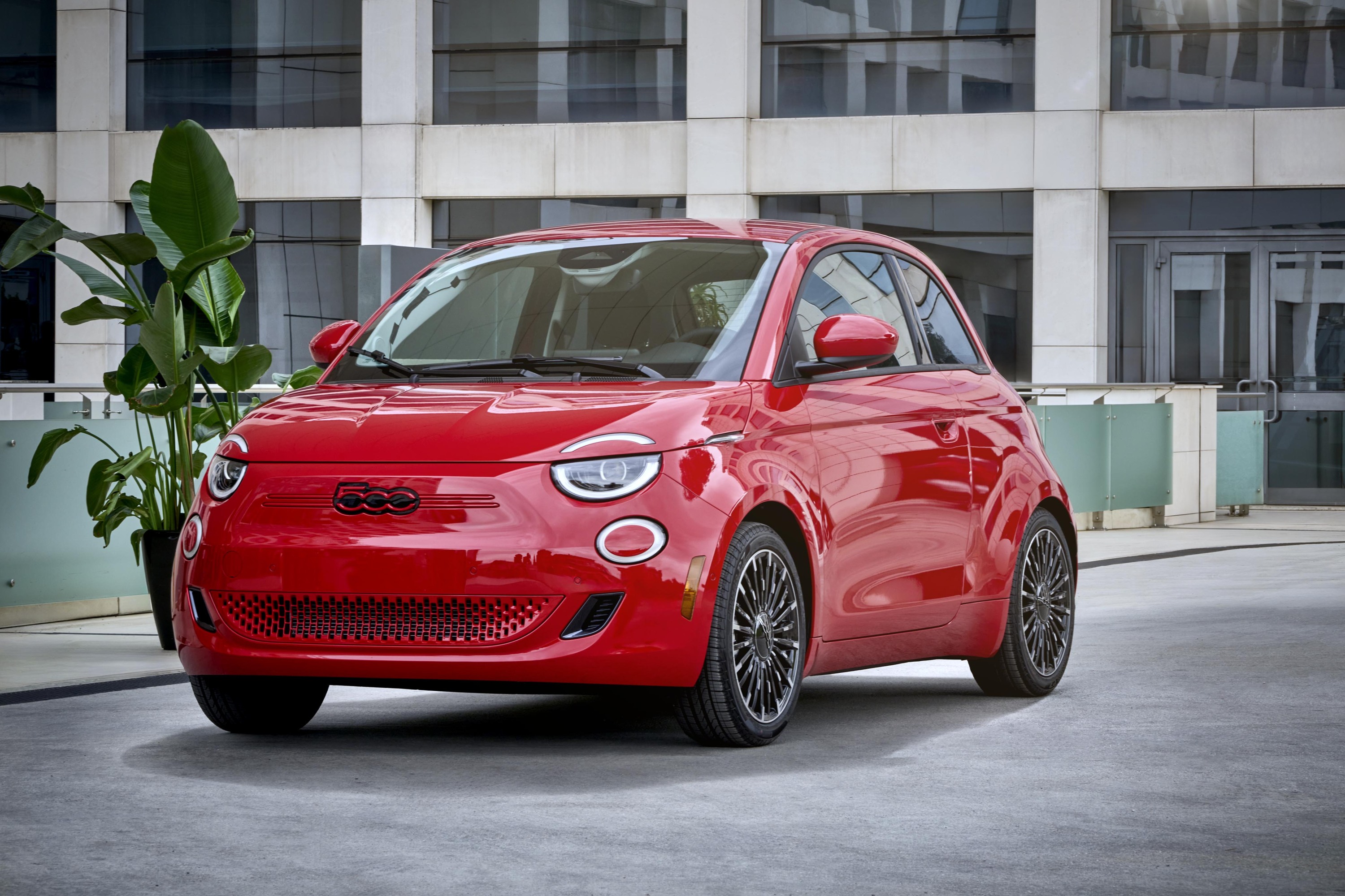 Fiat pone a "precio de derribo" algunas unidades del Fiat 500e en stock.