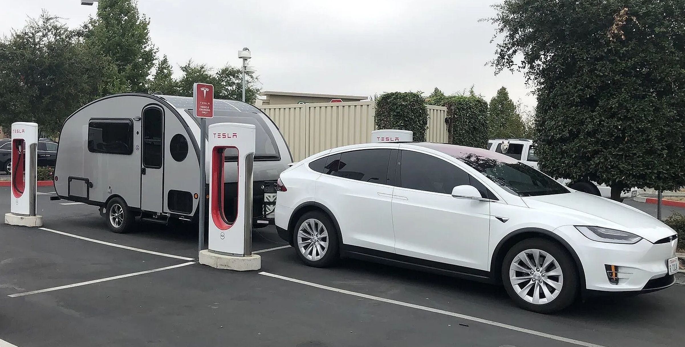 Recargar un Tesla o cualquier otro coche eléctrico que arrastre un remolque supone actualmente un problema de espacio.