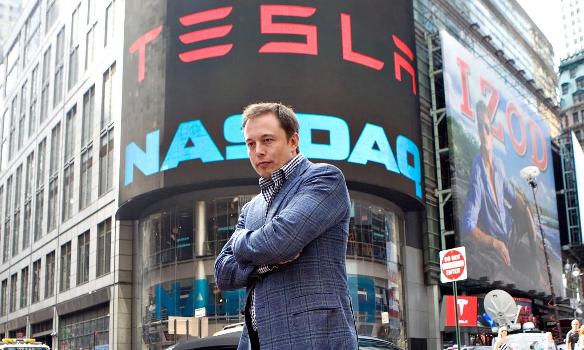 Un joven Elon Musk durante el lanzamiento de Tesla en la bolsa del Nasdaq.