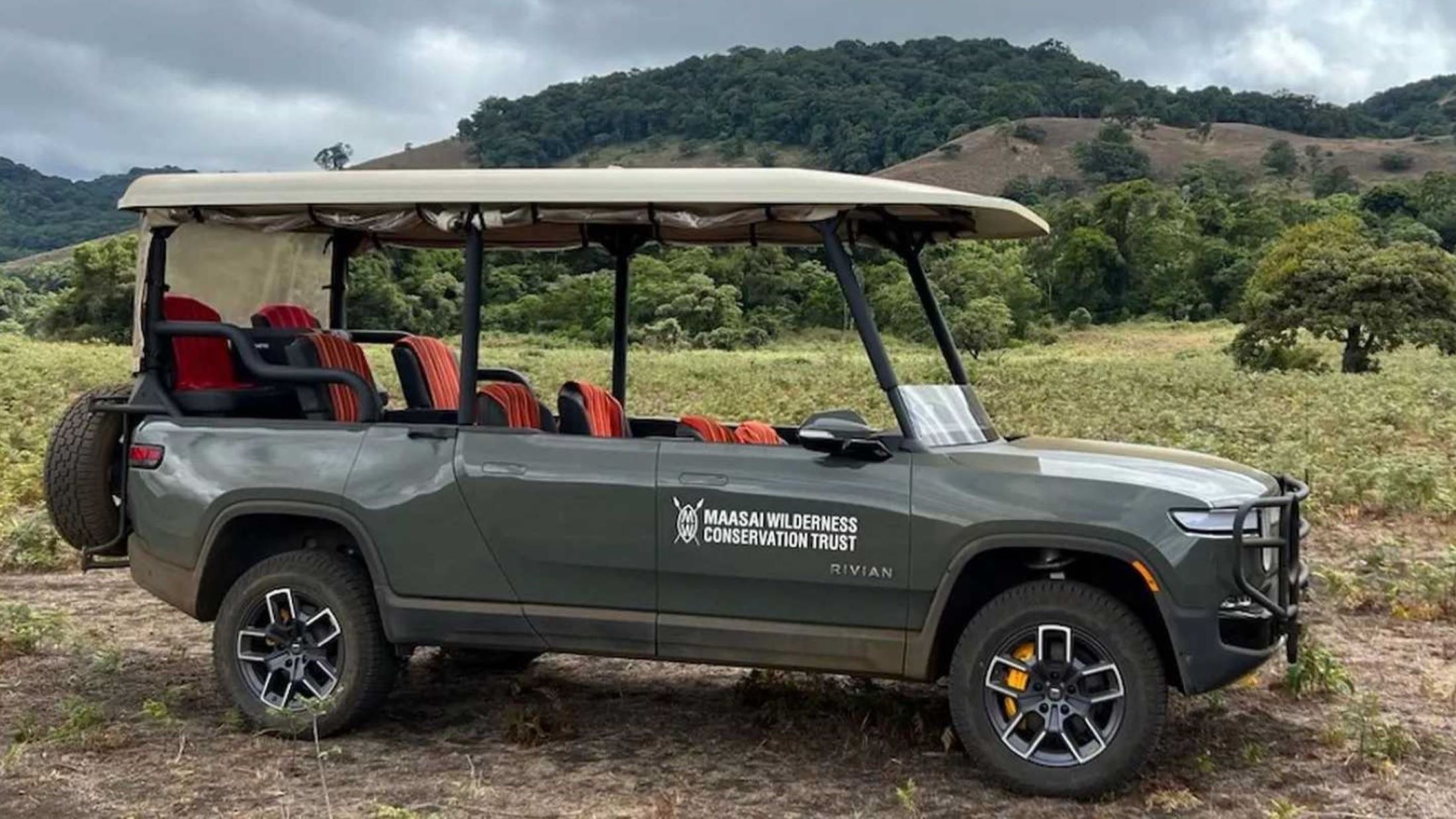 En países como Kenia, uno ya puede ir de safari en coches eléctricos como este pick up Rivian. 