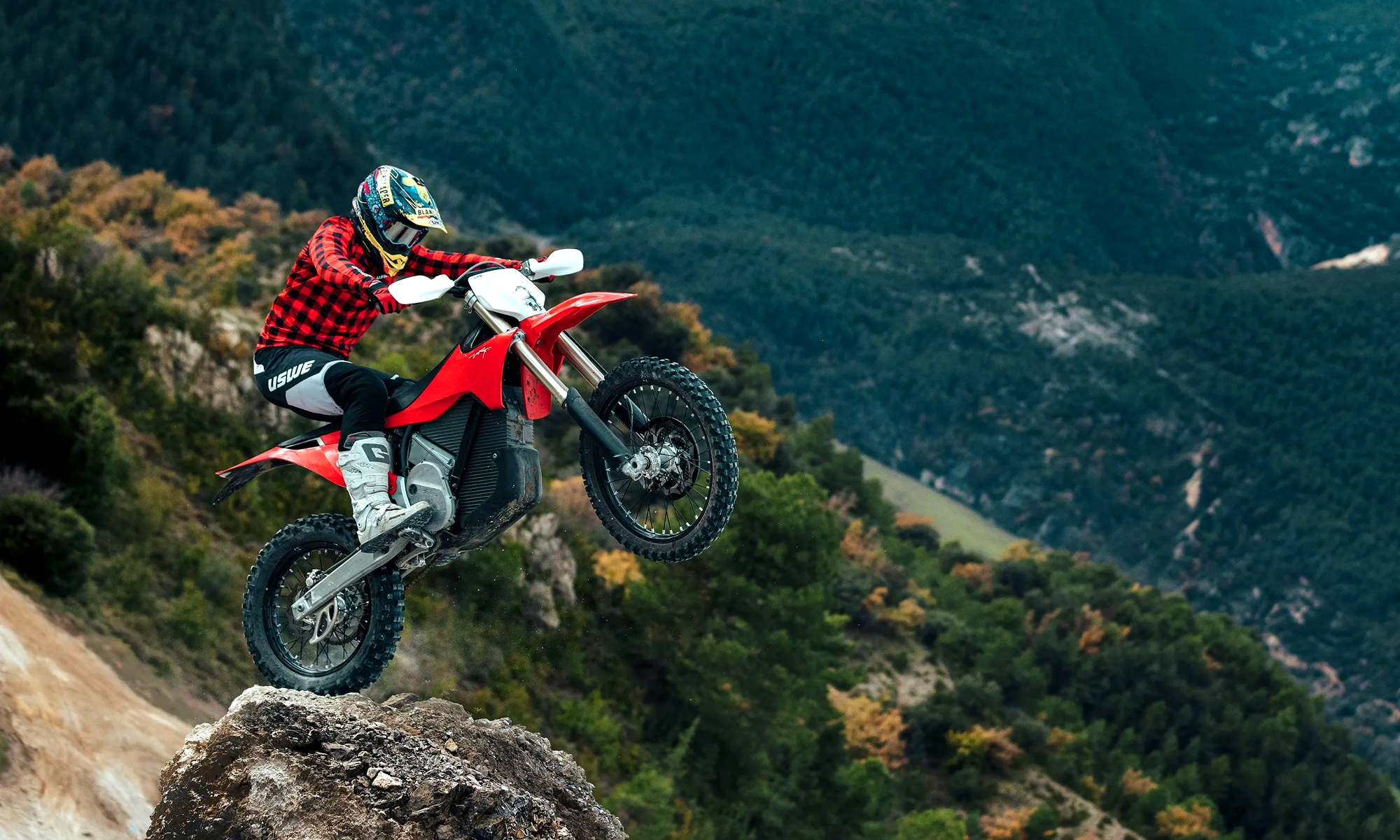 La nueva Stark Future Varg EX es la moto eléctrica de Enduro más potente que existe.