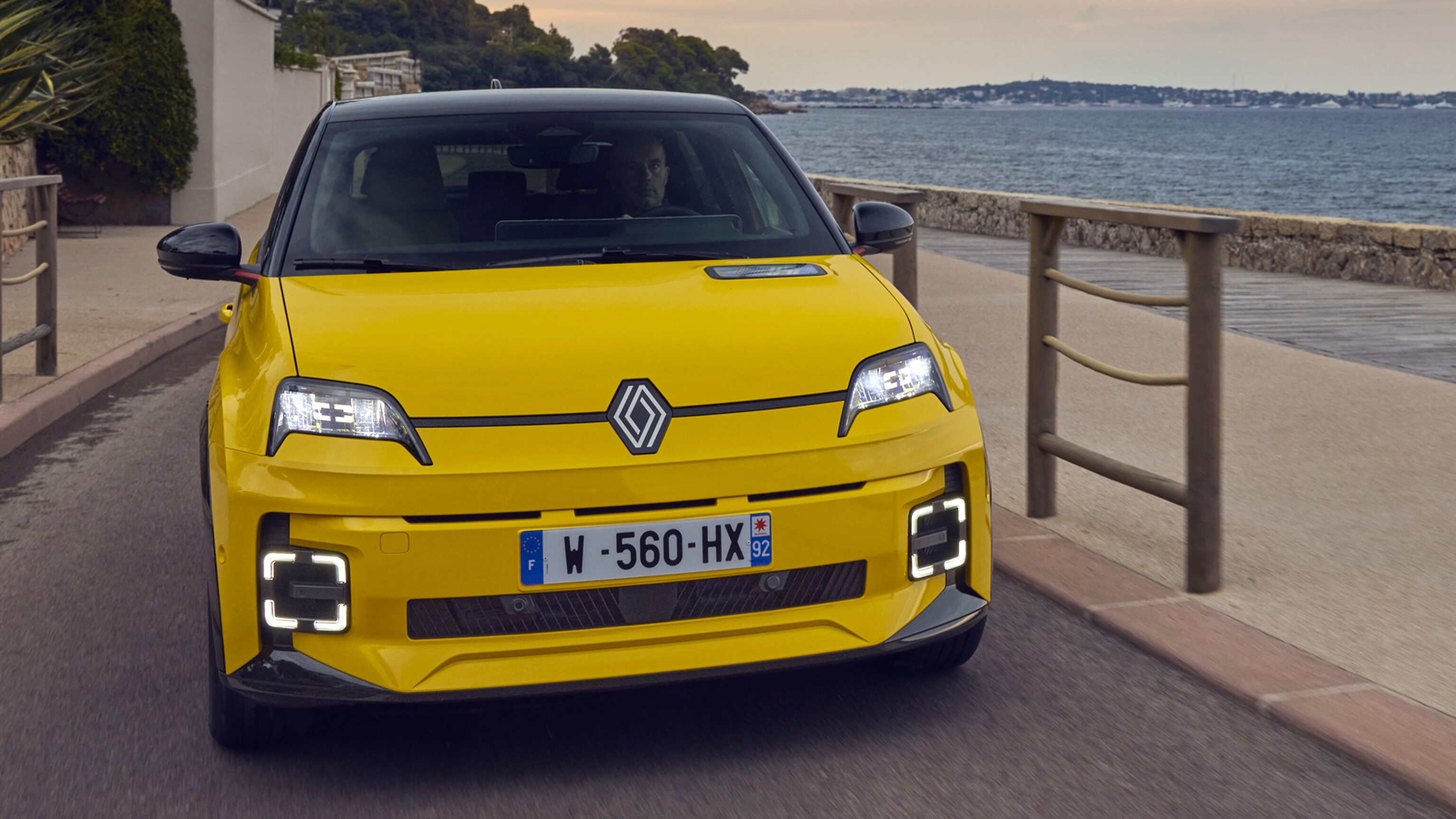 El Renault 5 E-Tech ha ganado el premio ABC al Mejor Coche de España 2025. Su antecesor ganó también este premio, pero en 1973.