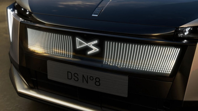 ds no 8 front badge detail