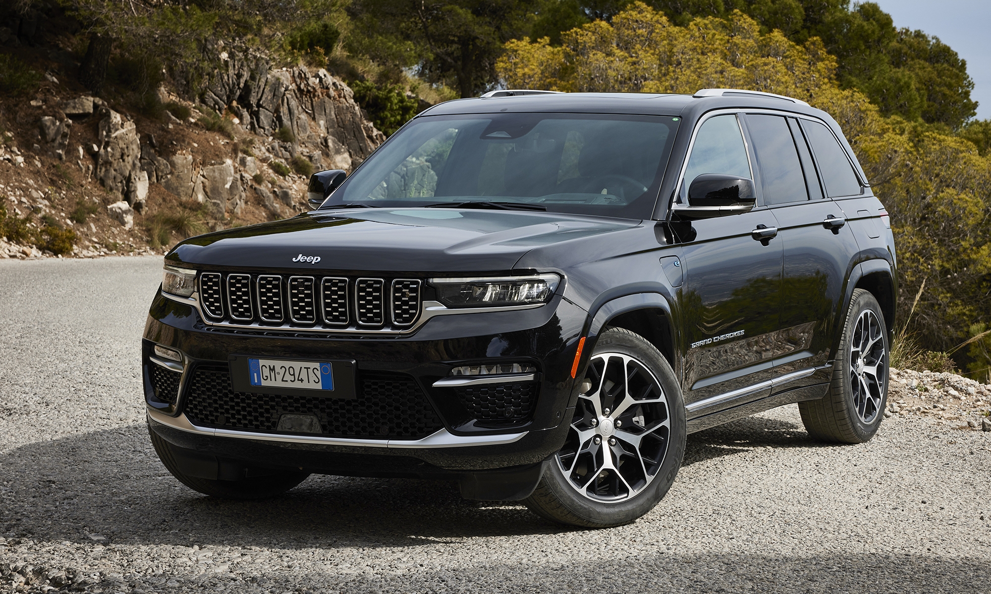 El Jeep Grand Cherokee 4xe es el coche más elitista que la compañía posee en España.