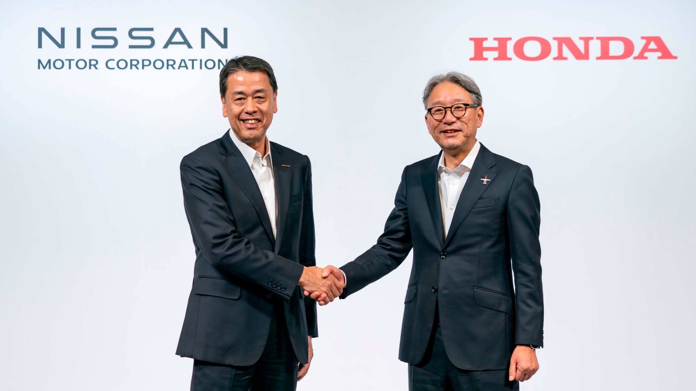 Makoto Uchida, el CEO de Nissan y Toshihiro Mibe, el máximo dirigente de Honda, en la firma de un memorando entre ambas compañías el pasado mes de marzo.