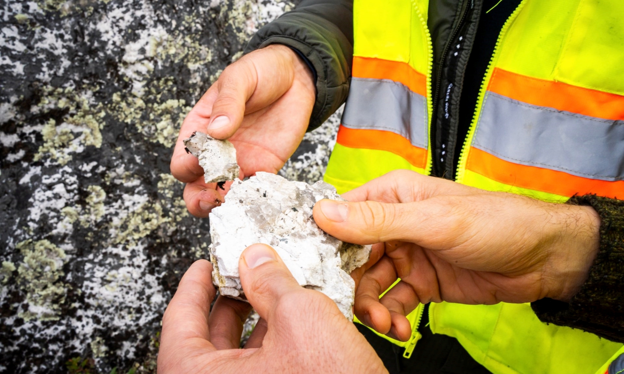 El litio de este proyecto procede de rocas como la espodumena.