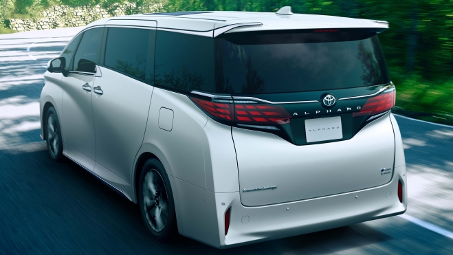 El Toyota Alphard tiene unos acabados más lujosos.