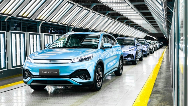 BYD exportó fuera de China y en 2024 un 71,9% más de coches eléctricos e híbridos enchufables que en 2023.