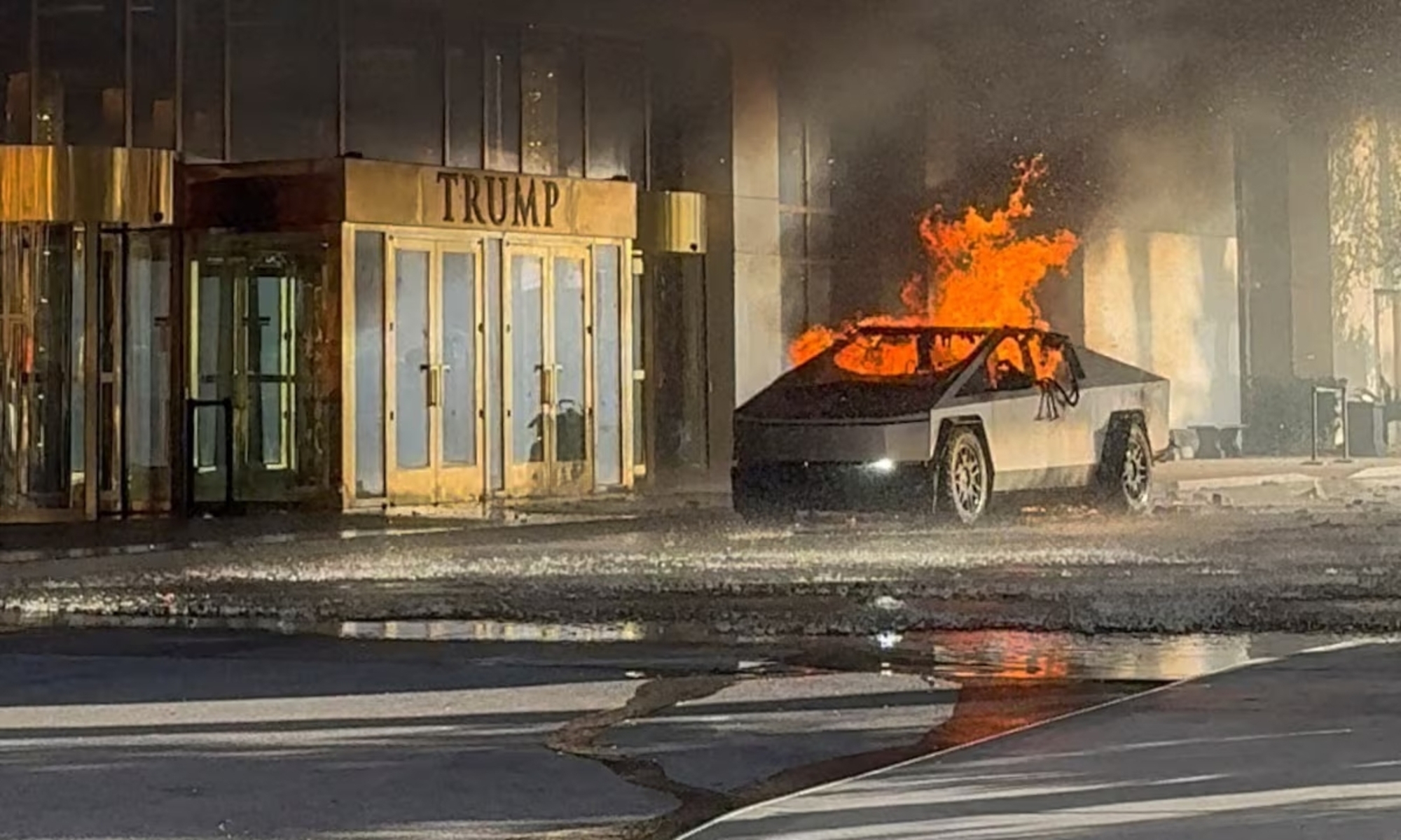 El Cybertruck poco después de la explosión. Imagen: Reuters.