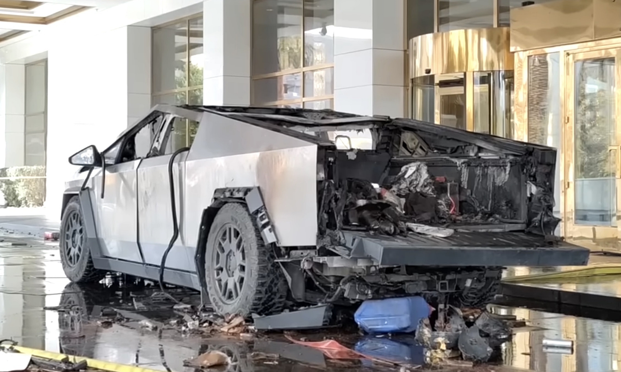 Estado del Tesla Cybertruck tras la explosión. Imagen: Policía de Las Vegas.