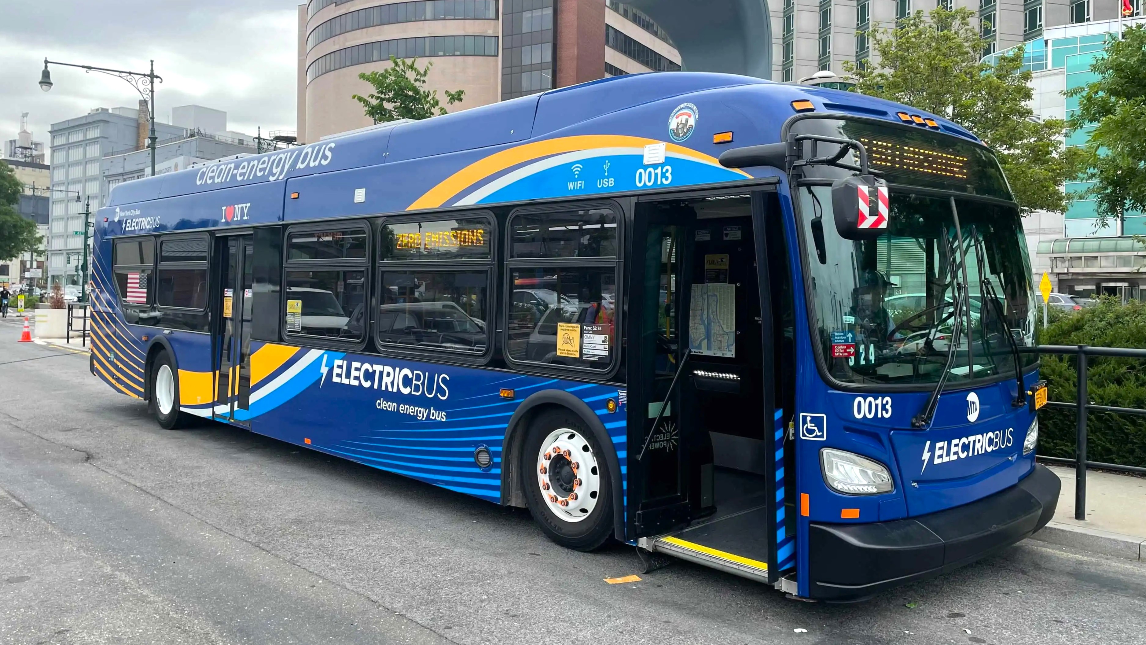 Los nuevos autobuses eléctricos de Nueva York miden 12 metros de largo y recuperan hasta el 90% de la energía durante las frenadas.