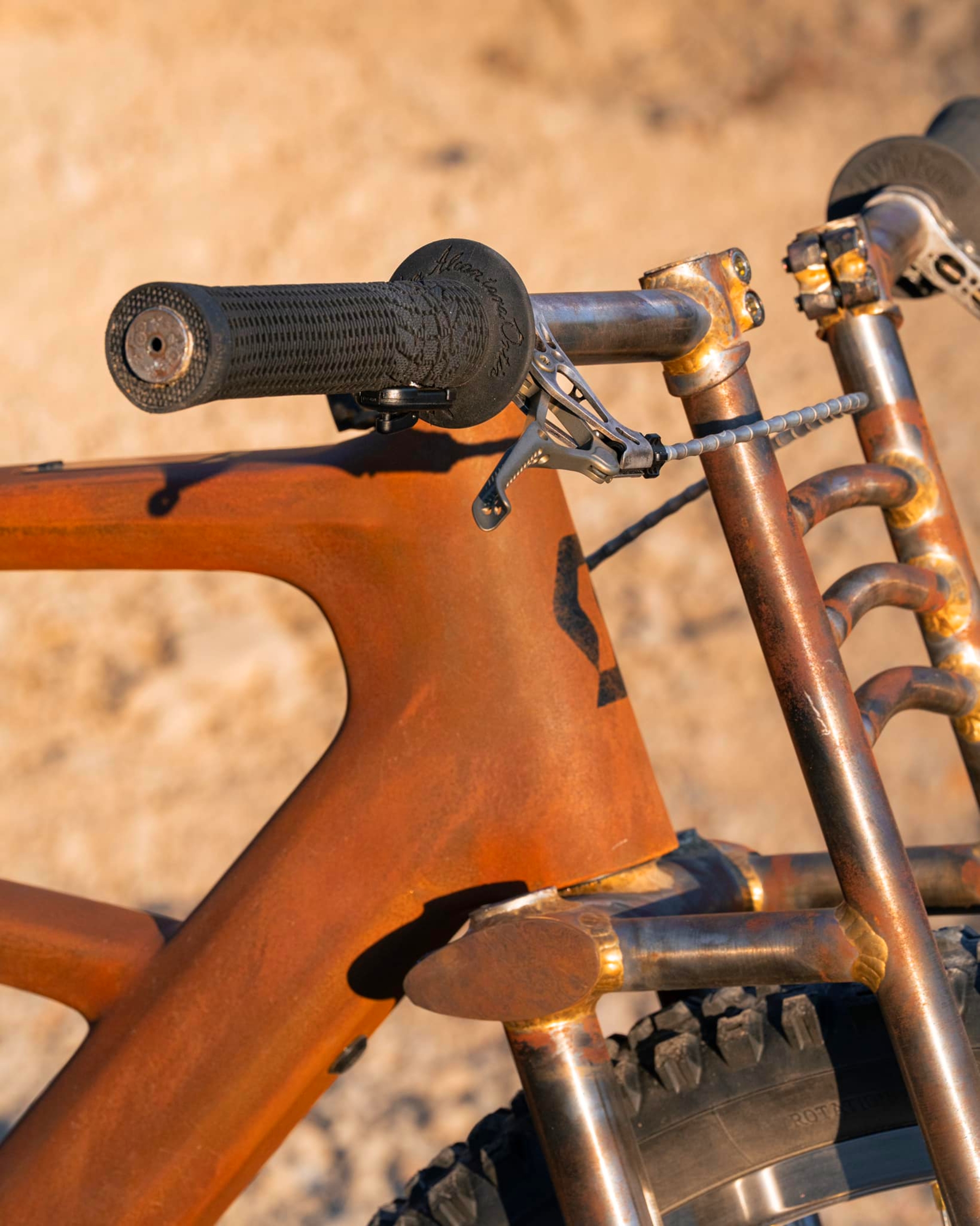 Los detalles que recuerdan a los viejos vehículo de 'Mad Max' están por todas partes.