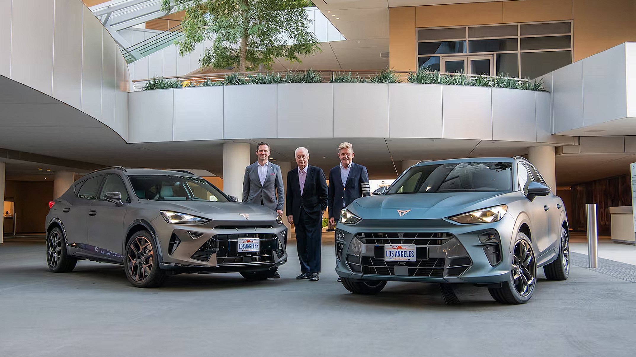 De izquierda a derecha, y junto a los CUPRA; el CEO de Volkswagen, Thomas Schafer; el CEO de Penske Automotive, Roger Penske; y el CEO de Cupra, Wayne Griffiths.