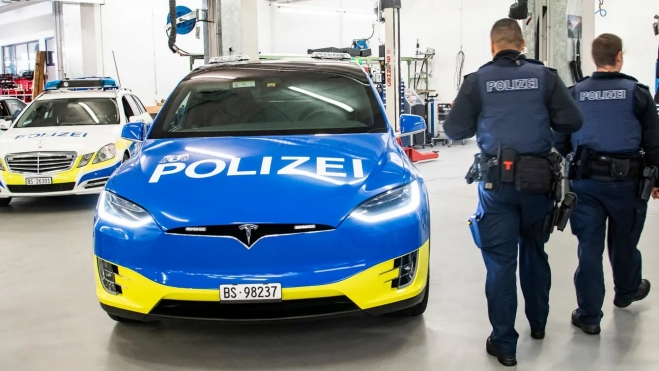 Policia Basilea Tesla Model X