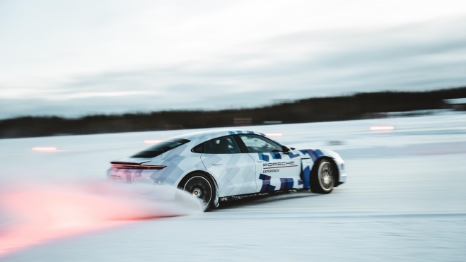 porsche taycan record guinnes derrape coche electrico sobre hielo (1)