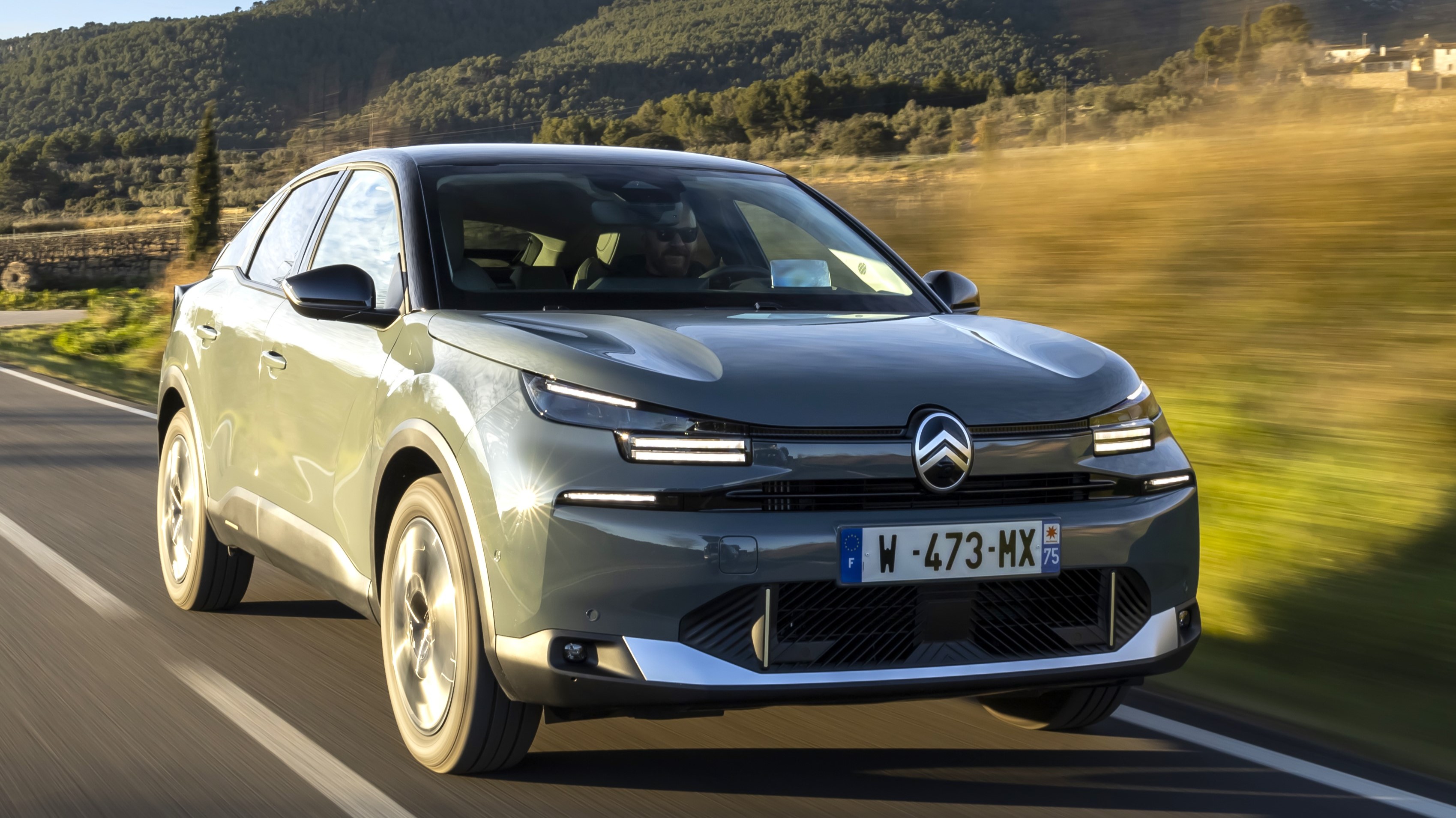 El Citroën ë-C4 2025 de 115 kW/156 CV tiene un precio, sin ayudas, a partir de 32.840 euros. 