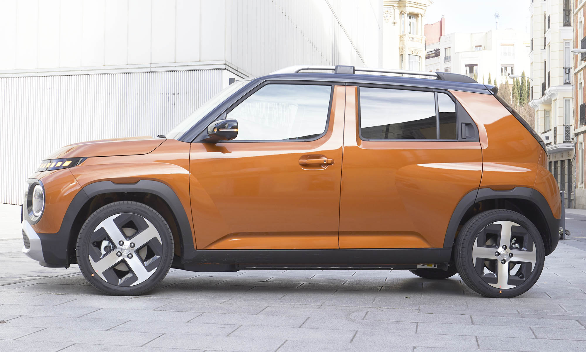 El Hyundai Inster es un SUV eléctrico urbano que destaca en las calles de la ciudad.