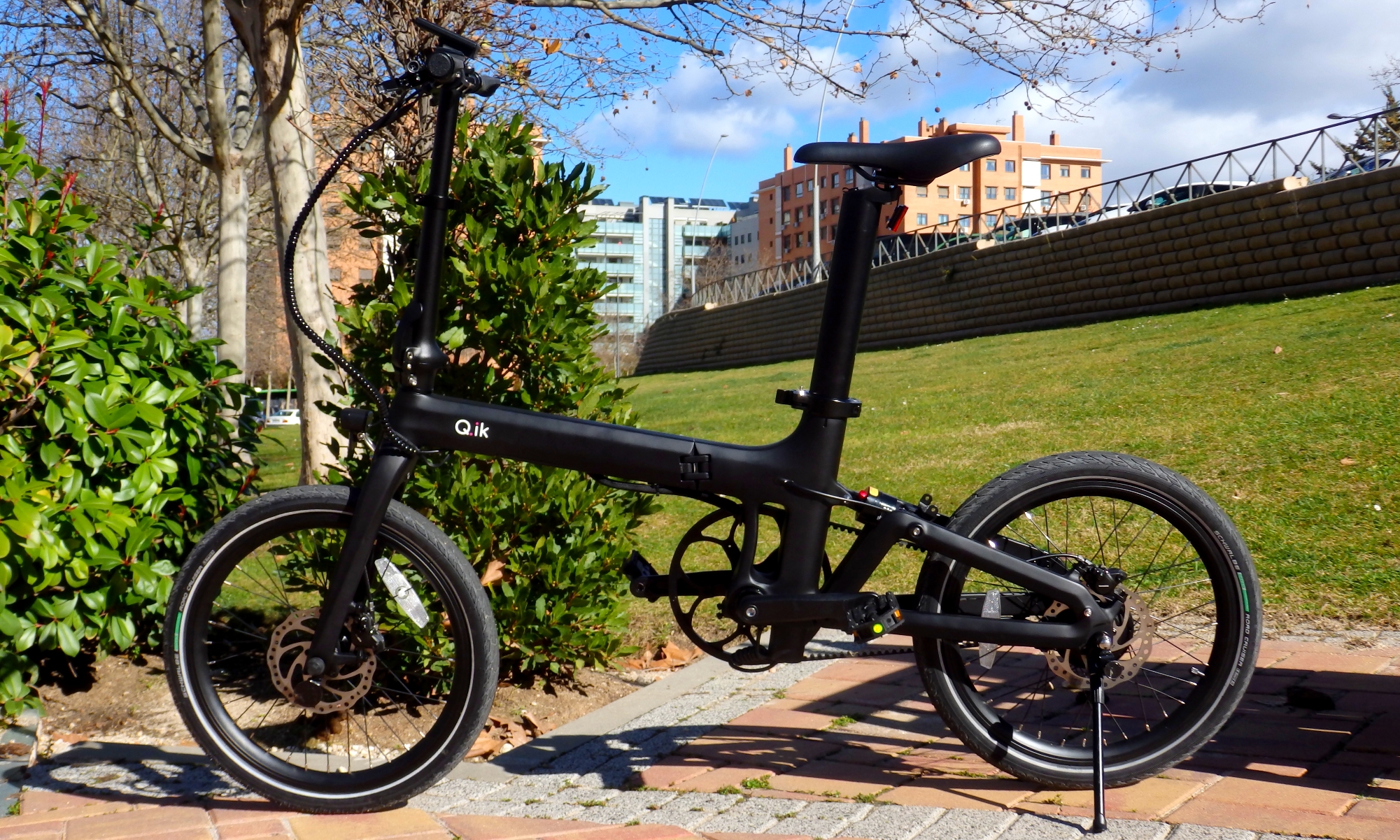 Esta bicicleta eléctrica plegable lo tiene 'casi' todo: es la Q.ik Barcino.