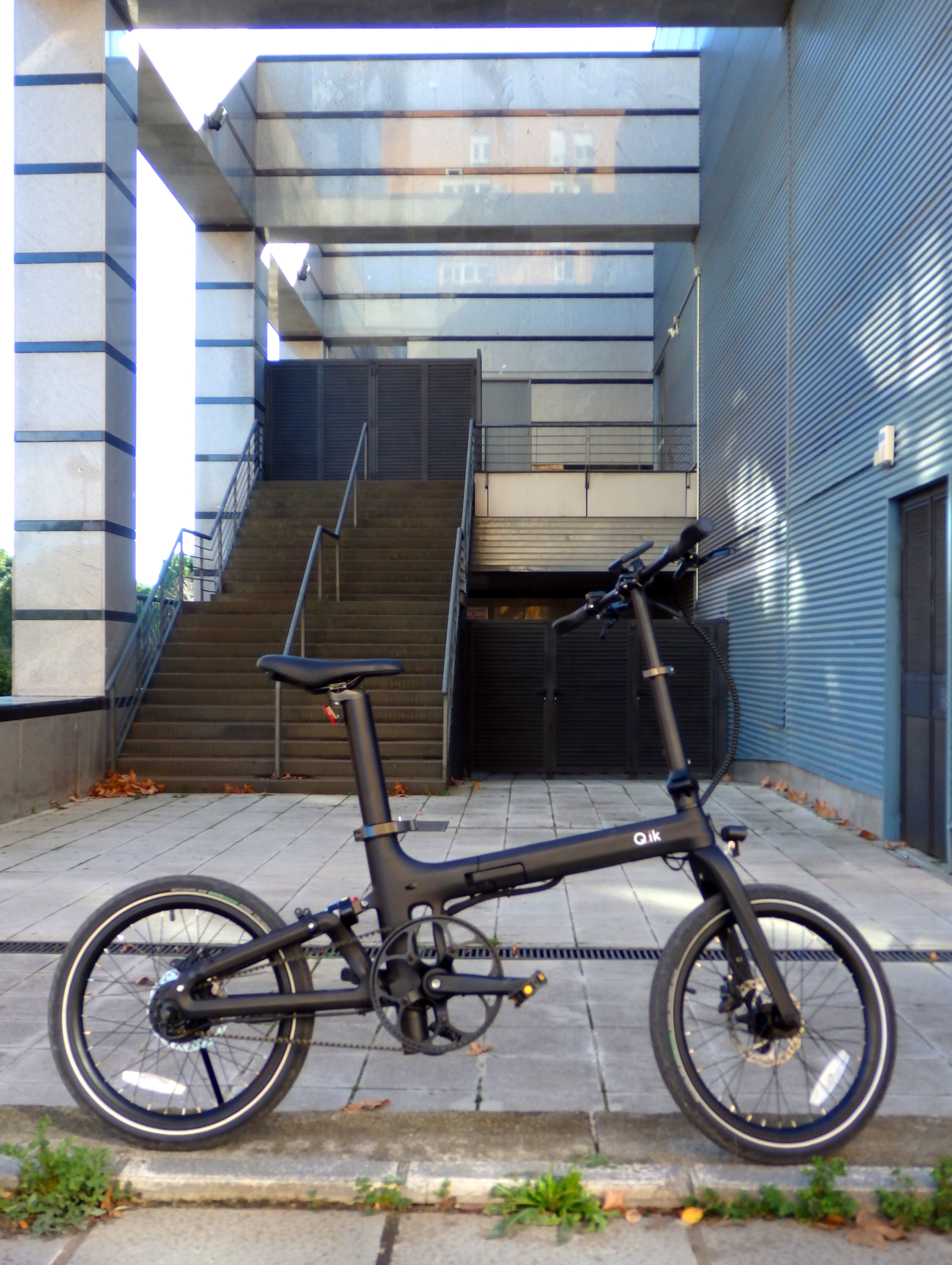 El motor en el buje y lla batería en el tubo del sillín hacen que la estética parezca la de una bicicleta sin motor.