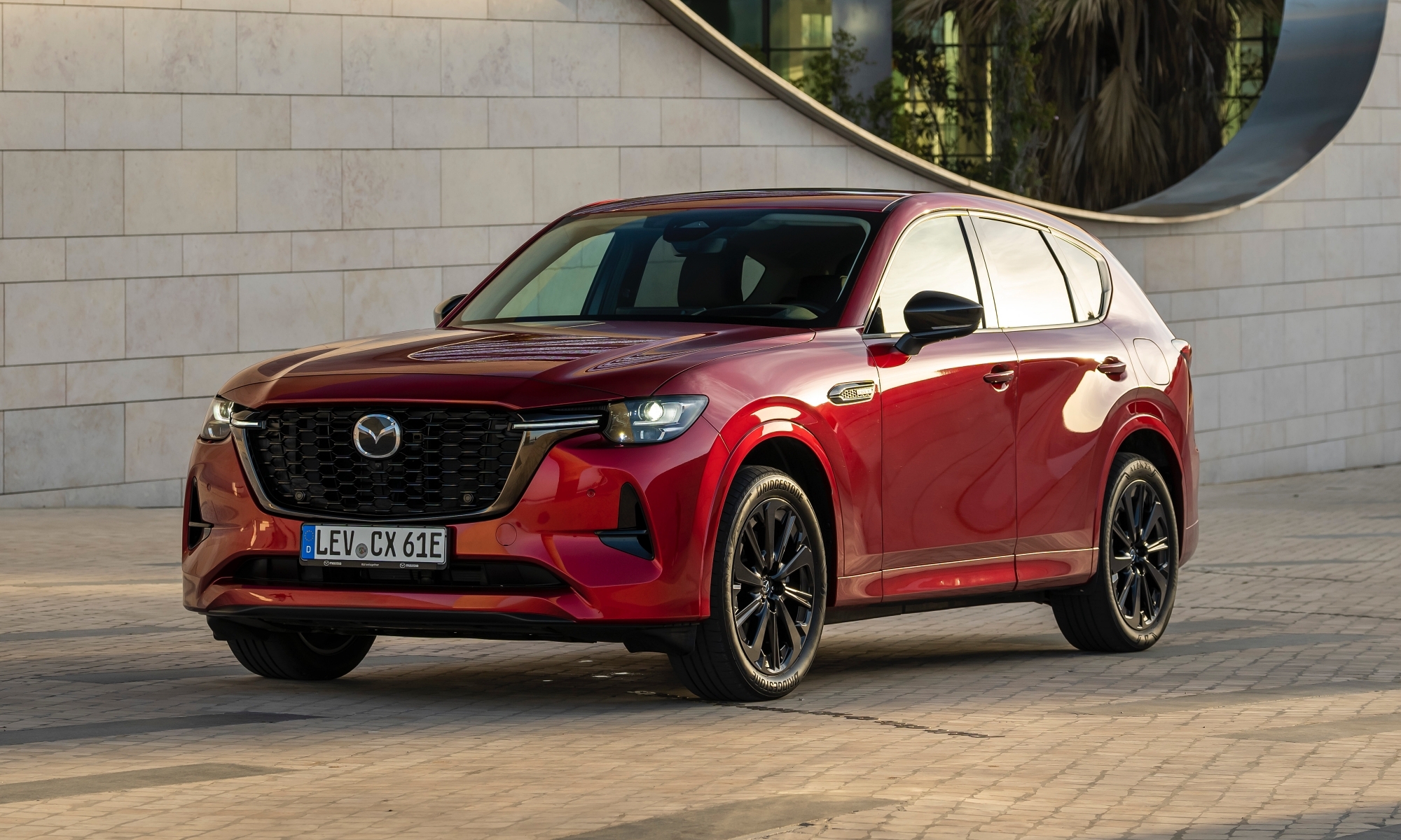 Mazda se mantiene fiel a su estilo elegante y atemporal al diseñar el CX-60.