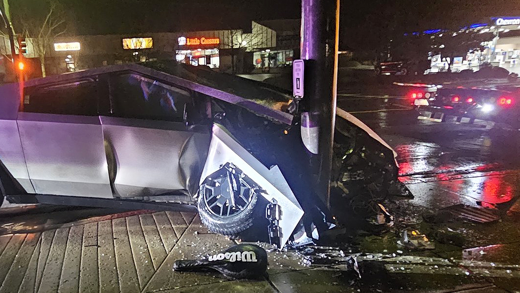 ¿Falla la tecnología de Tesla? Accidente del Cybertruck cuestiona la conducción autónoma de Elon Musk