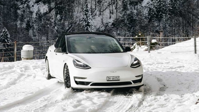 Tesla Model 3 supera Toyota Subaru en nieve (1)