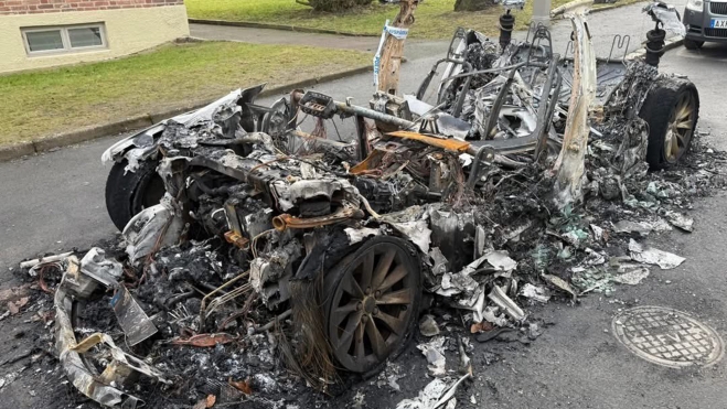 Un Tesla apareció calcinado, supuestamente debido a un acto vandálico.