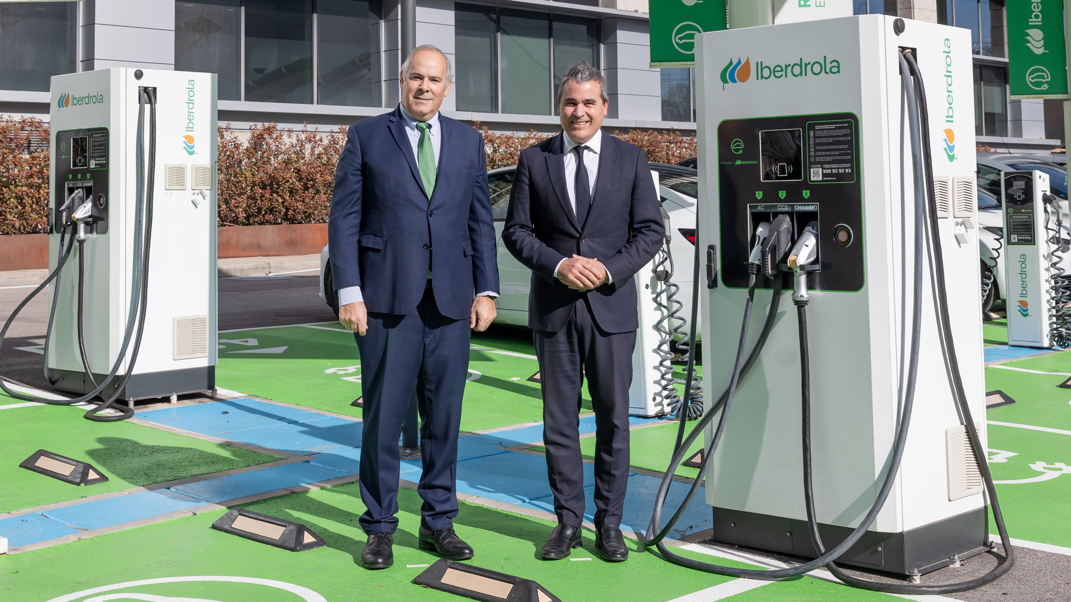 Mario Ruíz-Tagle, CEO de Iberdrola; y Josep María Recasens, presidente de ANFAC; han firmado hoy un acuerdo de cooperación entre ambas entidades.