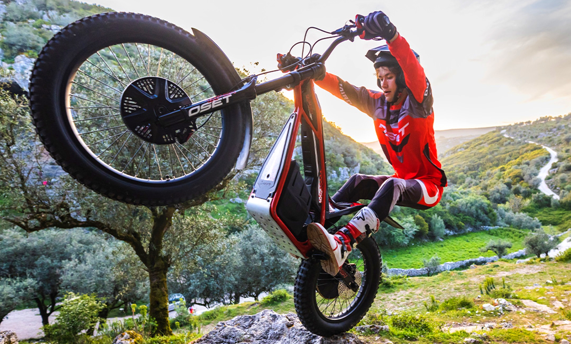 Estas motos de trial eléctricas tienen a una potente marca detrás.