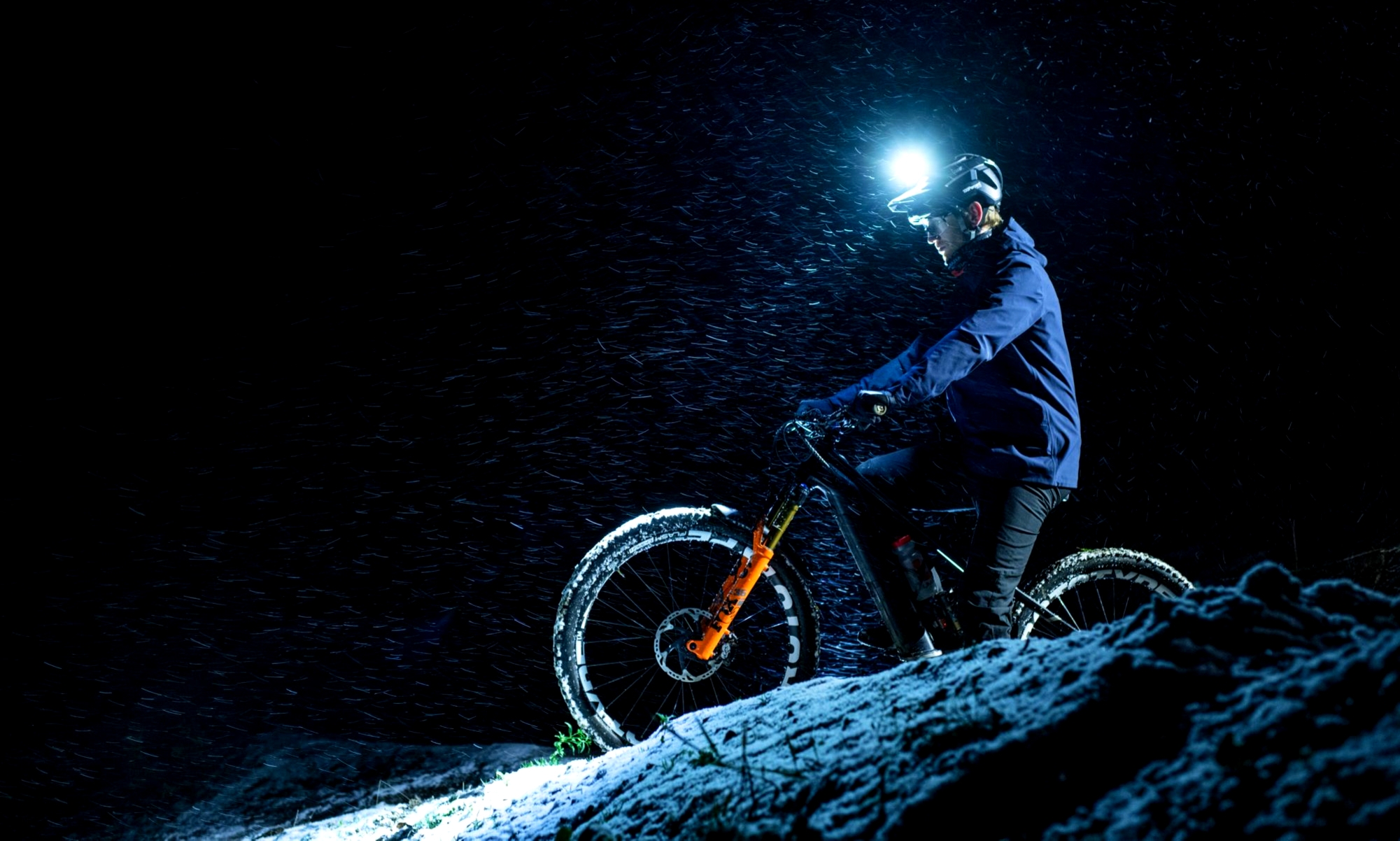 Simon Carlsson, corredor de Husqvarna, es un experto pilotando de noche.