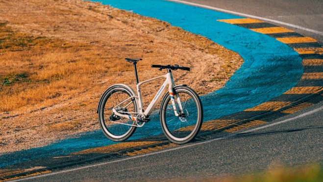 Hay que reconocer que esta nueva Mondraker es una bicicleta muy bonita.