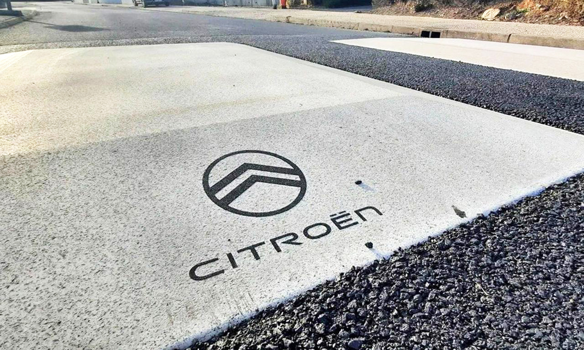 Citroën ha pagado 10.000 euros por la instalación de unos nuevos 'badenes publicitarios'