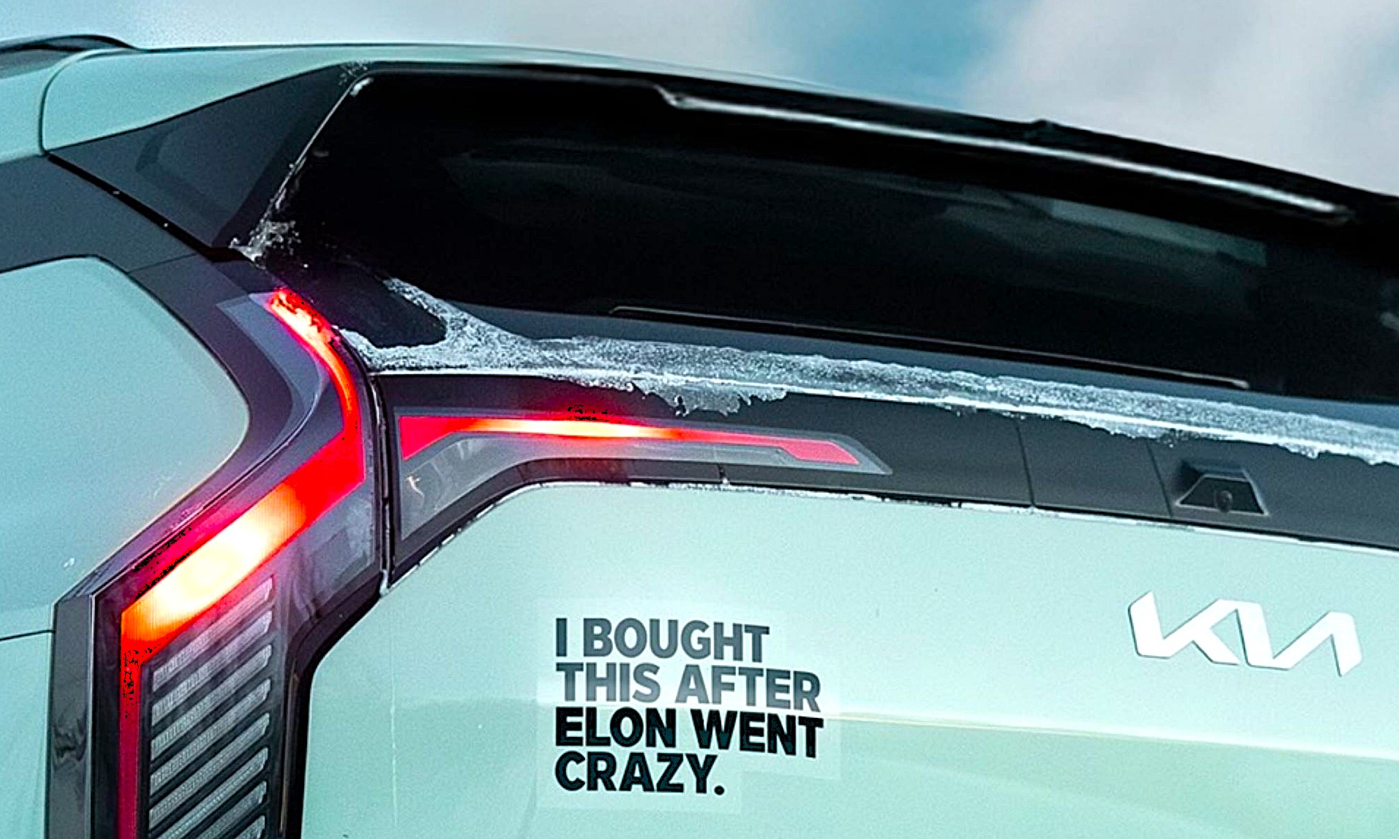 KIA ha aprovechado la actual crisis de imagen de Elon Musk y de Tesla para una divertida campaña publicitaria.