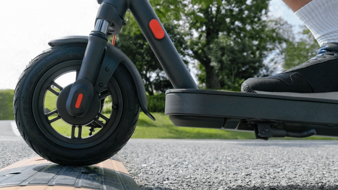 Los cuatro nuevos patinetes tienen horquilla de suspensión.