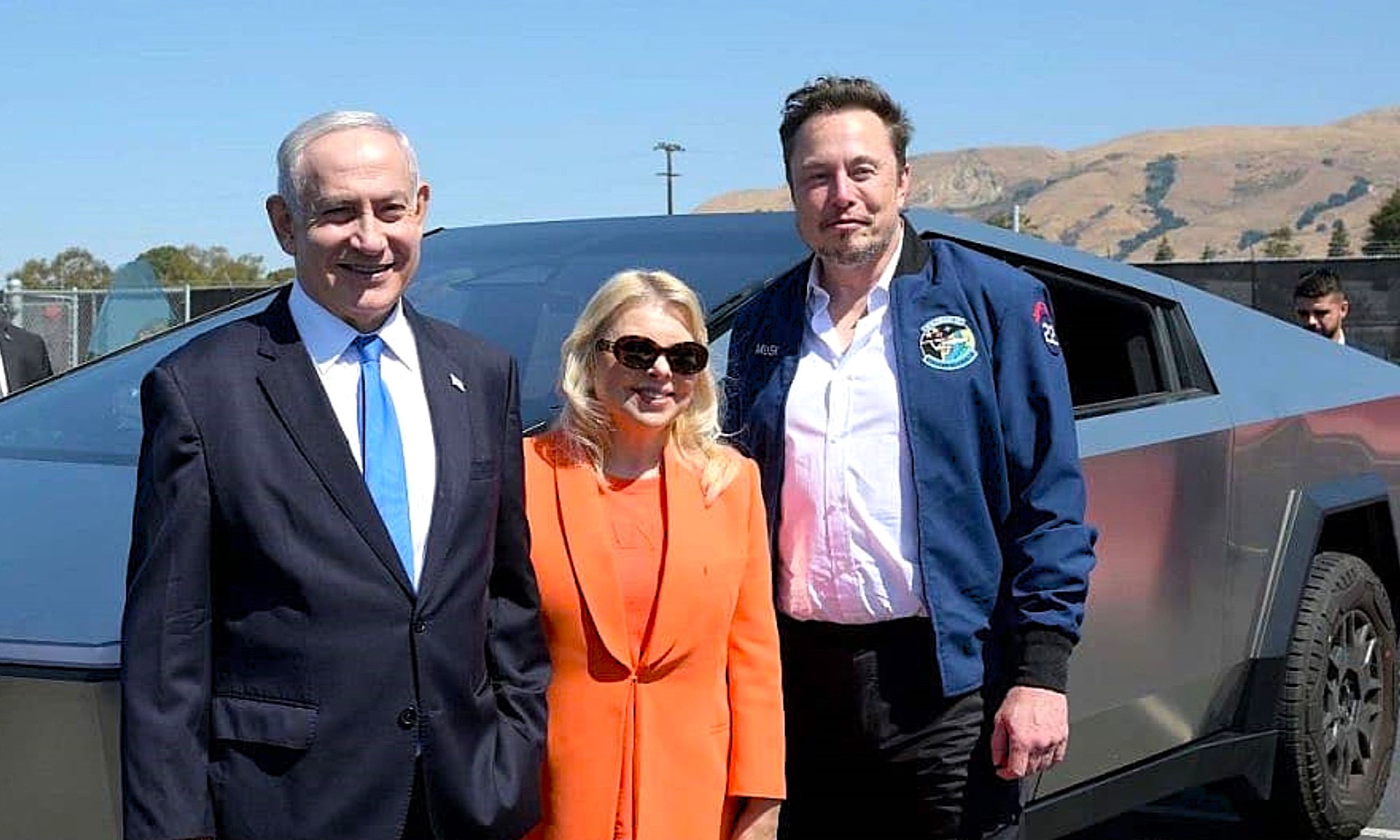 El primer ministro israelí, su esposa y Elon Musk posan junto a un Tesla Cybertruck durante una visita de Netanyahu a Estados Unidos en 2023.