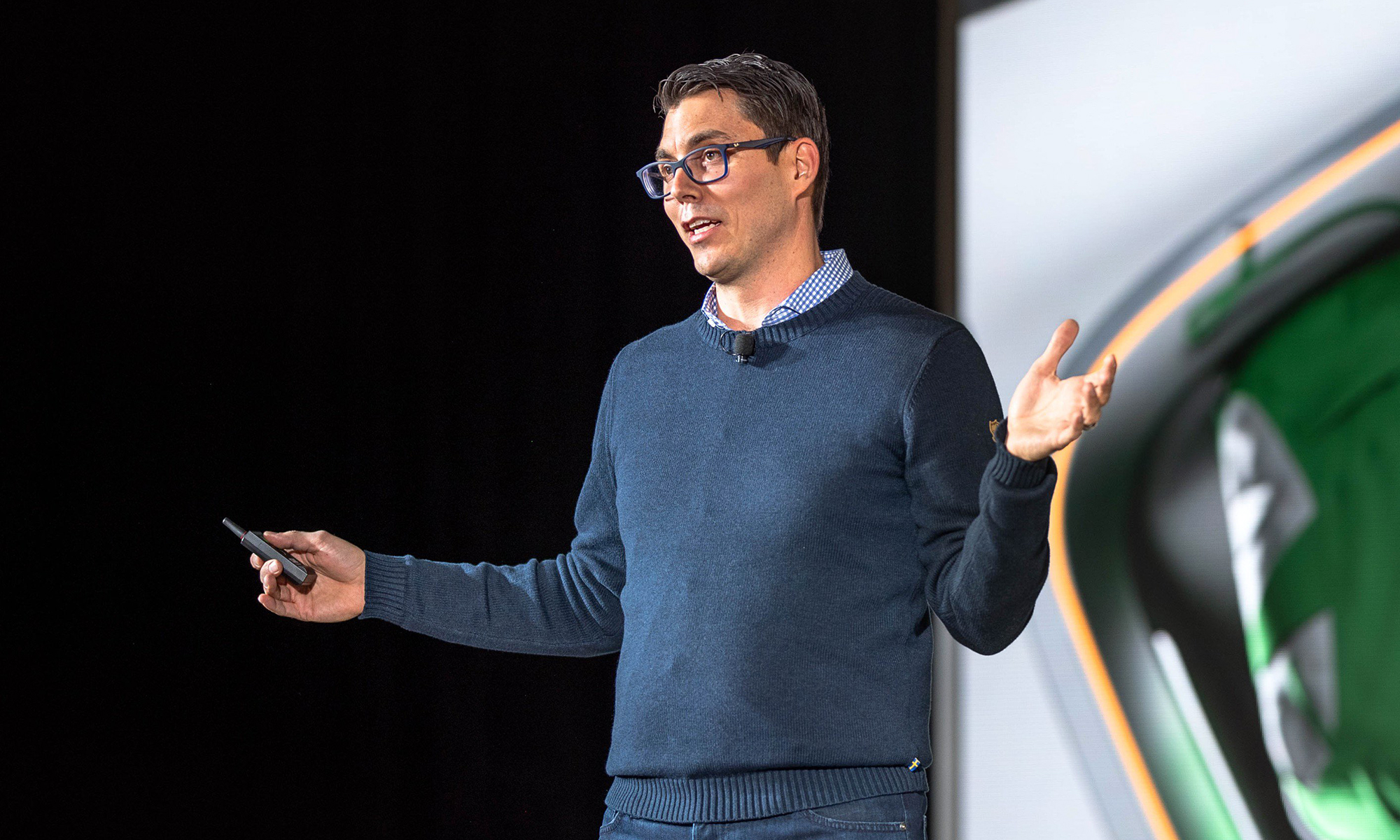 RJ Scaringe, CEO de Rivian, muestra los avances de su nuevo coche eléctrico.